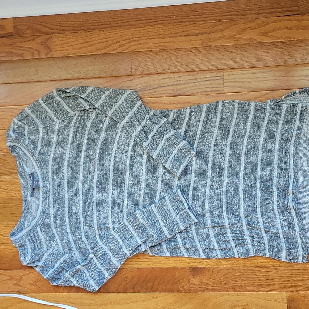 A Pea In The Pod Maternity sweater XD